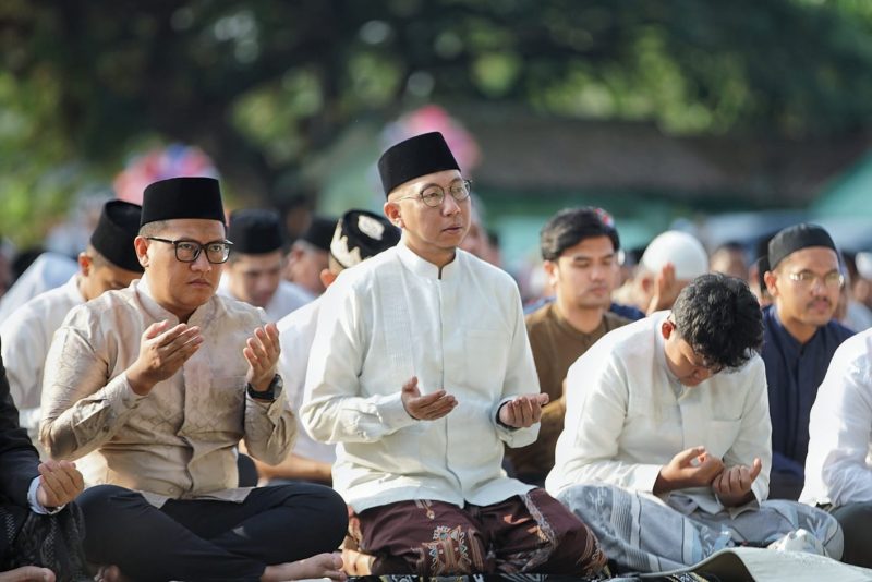 Gubernur Mirza Sholat Idul Adha Bersama Ribuan Masyarakat di Lapangan Saburai Bandar Lampung, Pemprov Lampung Salurkan 65 Ekor Sapi Kurban dan 16 Ekor Sapi Kurban dari Presiden Prabowo Subianto
