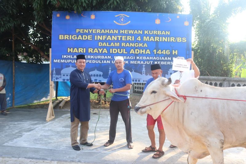 Raih Keberkahan Idul Adha, Danbrigif 4 Mar/BS dan Ibu Ketua Cabang 7 PG Kormar Laksanakan Sholat Ied dan Penyembelihan Hewan Kurban