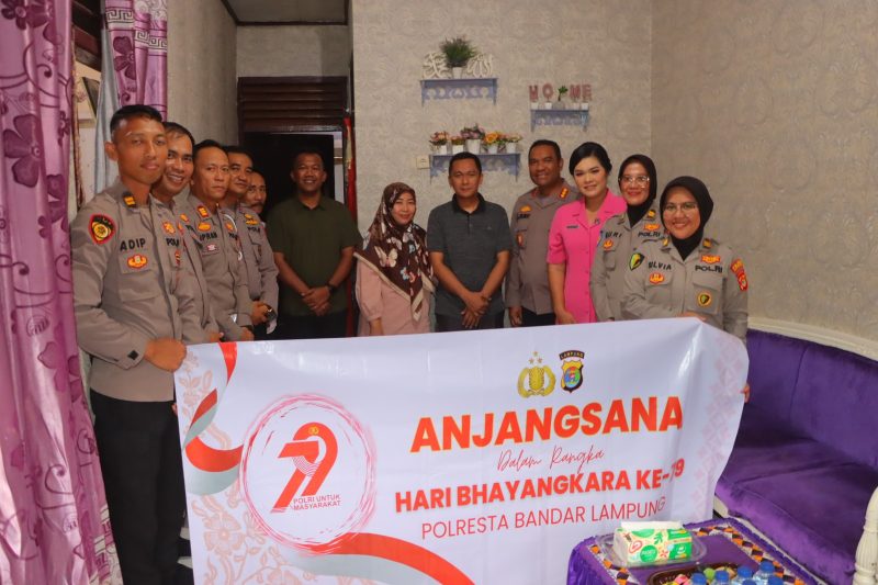 Anjangsana Hari Bhayangkara Ke-79, Polresta Bandar Lampung Sambangi Anggota yang Sakit dan Purnawirawan Polri