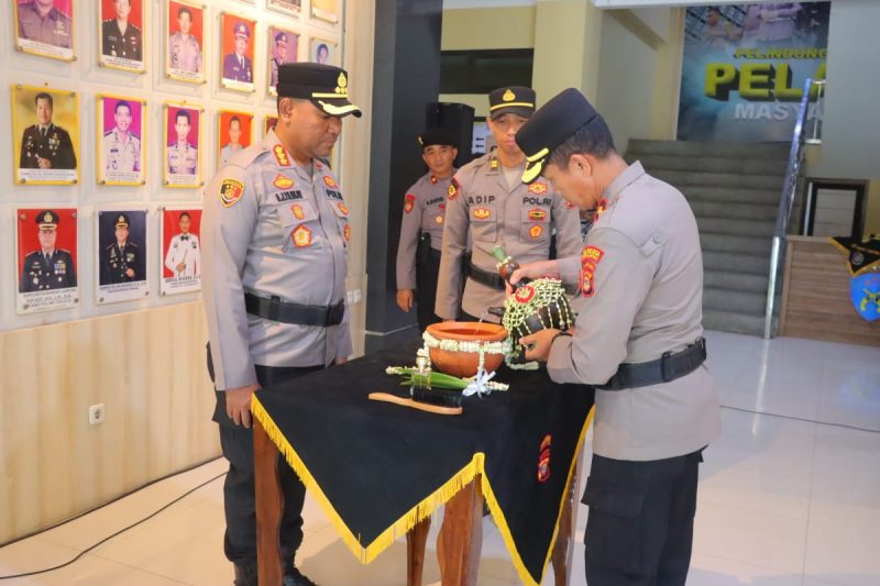 Cuci Dhuaja ‘Wira Bhakti Anggakara Catra”, Polresta Bandar Lampung Ambil Air Suci Dari 10 Titik Mata Air