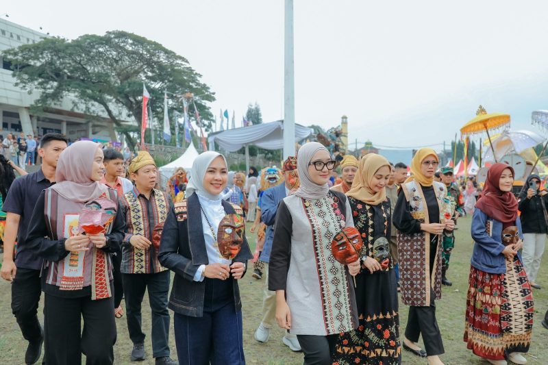 Festival Krakatau 2025 Dibuka, Usung Tema “Nemui Nyimah” yang Mencerminkan Keramahan dan Keterbukaan Masyarakat Lampung, Kemenpar Ekraf Apresiasi Peningkatan Kualitas Festival dari Tahun ke Tahun