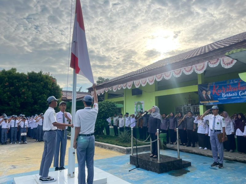 MENJADI PEMBINA UPACARA DI MAN 1 PESISIR BARAT, BAWASLU SAMPAIKAN PESAN PENGAWASAN PARTISIPATIF KEPADA PEMILIH PEMULA
