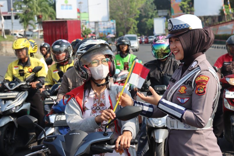 Gelorakan Semangat Nasionalisme, Satlantas Polresta Bandar Lampung Bagikan Bendera Merah Putih Kepada Pengendara