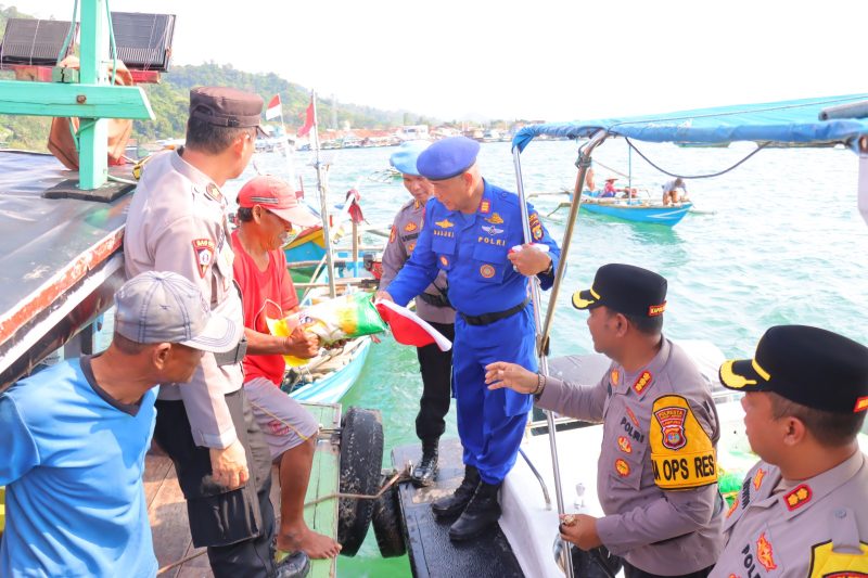 Sambut HUT Ke-80 RI, Polresta Bandar Lampung Bagikan Bendera Merah Putih dan Sembako kepada Nelayan