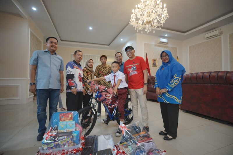 Aksi Viral Raihan Panjat Tiang Bendera, Gubernur Mirza Beri Hadiah Sepeda hingga Tabungan