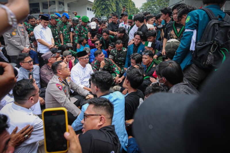 Suara Rakyat Didengar, Gubernur Mirza Sambut Massa dengan Aksi Damai